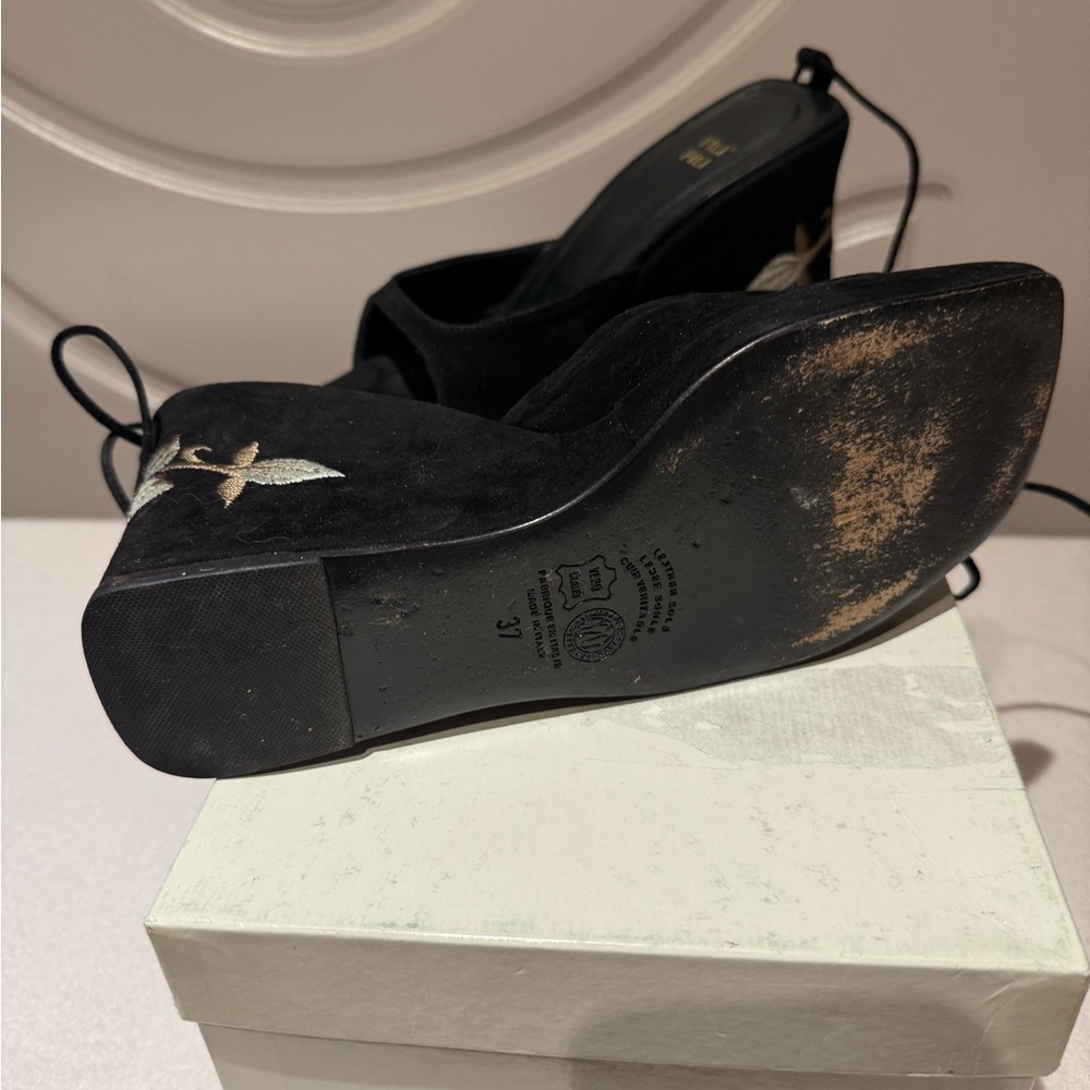 Elegant Black Embroidered Women's Shoes - Picture 4 of 4